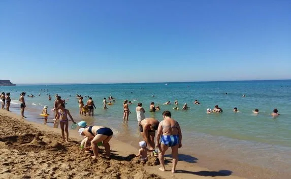 Туристы едут в Крым несмотря ни на что: фотоотчёт с пляжа