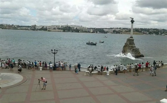В Севастополе мужчина в штормящем море прославлял Путина и Россию