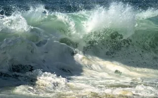Спасатели в Севастополе сняли со скалы в штормящем море подростка