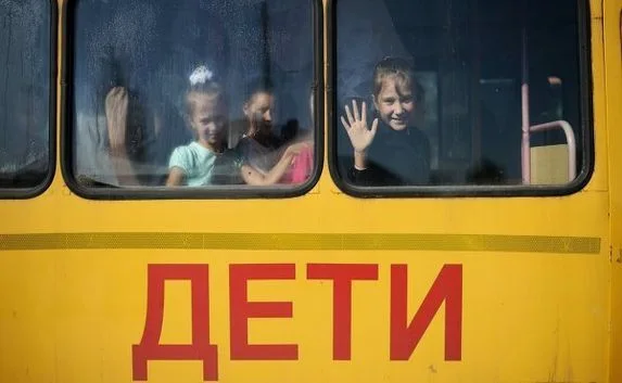 Иномарка влетела в автобус с детьми на трассе в Крыму