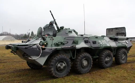 Машина врезалась в колонну военной техники в Крыму — погибли люди (видео)