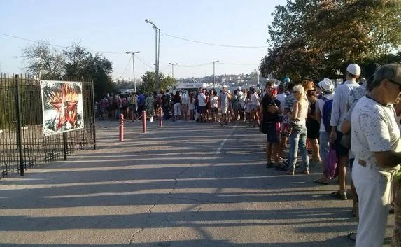 В Севастопольской бухте утром перекрыли рейд: на причалах очереди