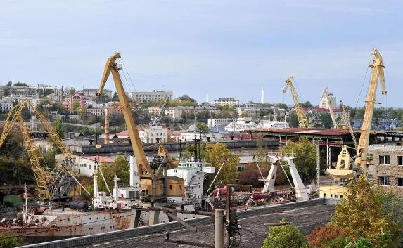Пожар на судоремонтном заводе Севастополя: загорелся плавучий док