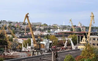 Пожар на судоремонтном заводе Севастополя: загорелся плавучий док