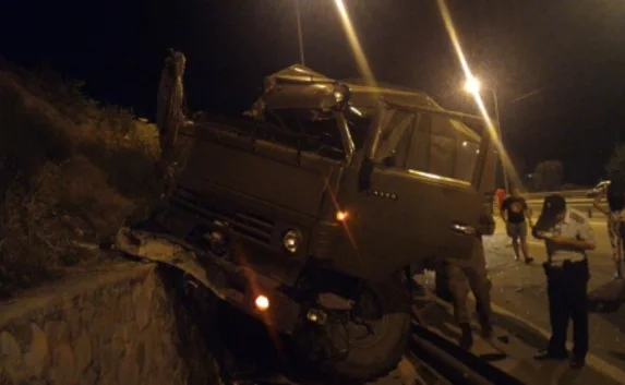 Военный «КамАЗ» протаранил пассажирский автобус