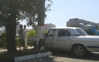 «Волга» врезалась в столб в Севастополе: водитель остался жив