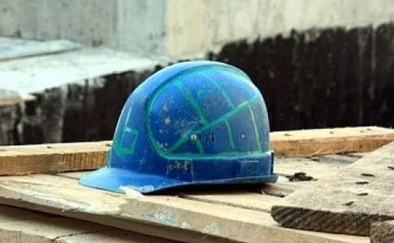На крупном заводе в Крыму с крыши сорвались рабочие — один погиб