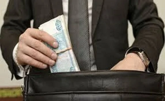 Чиновник в Севастополе начислил себе премий на четверть миллиона