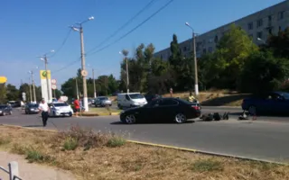 Соцсети: на Хрусталёва водитель «БМВ» не пропустил парня на мопеде