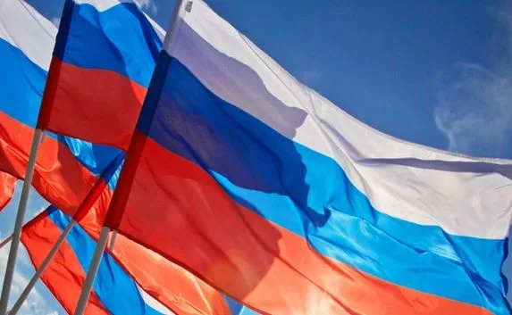 День флага России отпразднуют в Крыму и Севастополе