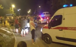 Неадекватный водитель протаранил топик возле остановки в Севастополе