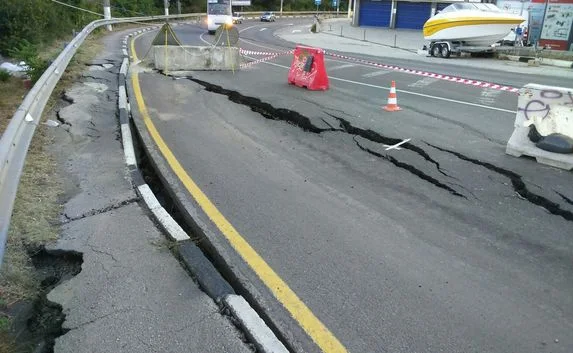 Власти не знают, когда отремонтируют крымскую трассу после оползня
