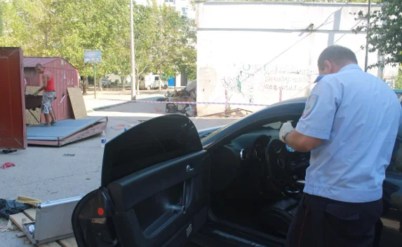 Машину водителя, сбившего молодого парня, нашли брошенной