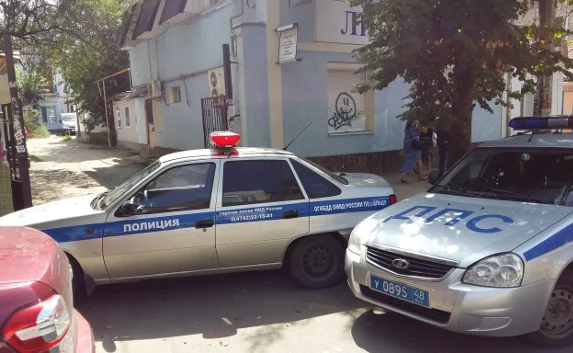 Сотрудники ДПС бросили авто, перекрыв въезд во двор — фотофакт