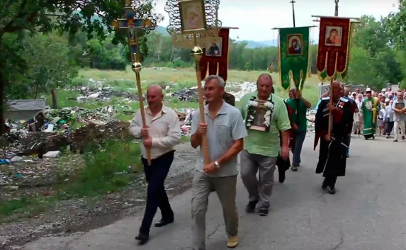 Крёстный ход в Судаке... на фоне свалки