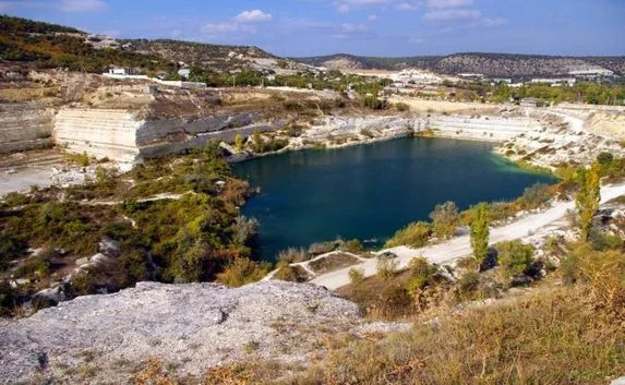Мужчина получил травмы после неудачного прыжка в воду в карьере