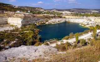 Мужчина получил травмы после неудачного прыжка в воду в карьере