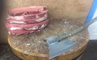 Сторожа рынка подозревают в краже колоды для рубки мяса