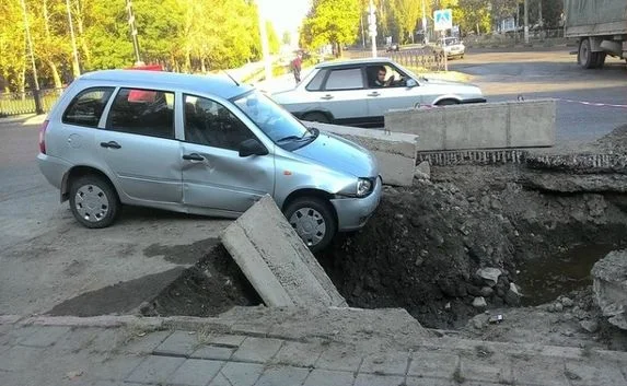 Водитель авто едва не погиб из-за небрежности водоканала в Керчи