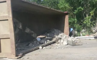 На крымской трассе перевернулся грузовик 