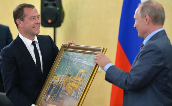 Путин подарил Медведеву на день рождения картину «В цеху»