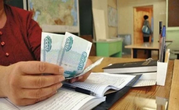 Учителям Севастополя увеличили размер окладов и надбавок