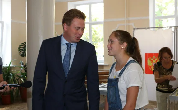 Глава Севастополя после голосования отправился с дочкой в кино