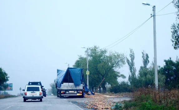 Улицу в Керчи завалило яблоками