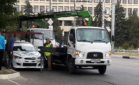 Автомобиль известного крымского спортсмена увезли на эвакуаторе