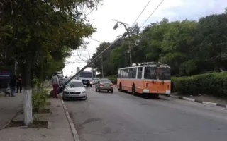 В Севастополе троллейбус «повалил столб» на припаркованное авто