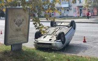«Приора» «споткнулась» о бордюр на «Техничке» — фотофакт