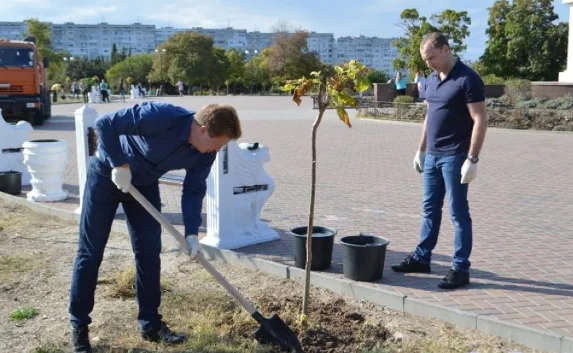 Овсянников и Базаров приняли участие в субботнике в парке Победы