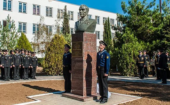 Памятник адмиралу Сергею Горшкову открыт в Севастополе — фото