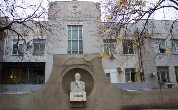 Руководство главной клиники Крыма уволено из-за «дурных зарплат»