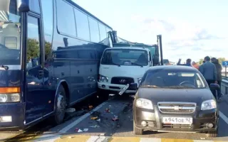 У Ялтинского кольца «притёрлись» автобус, мусоровоз и «легковушка» 