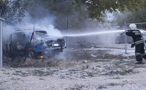 Cгоревшие в Севастополе два авто подожгли