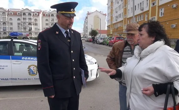 Чтоб неповадно было: в Камышах демонтировали парковочные барьеры