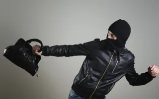 Житель Уфы «увёл» куртку и женскую сумку на Центральном рынке