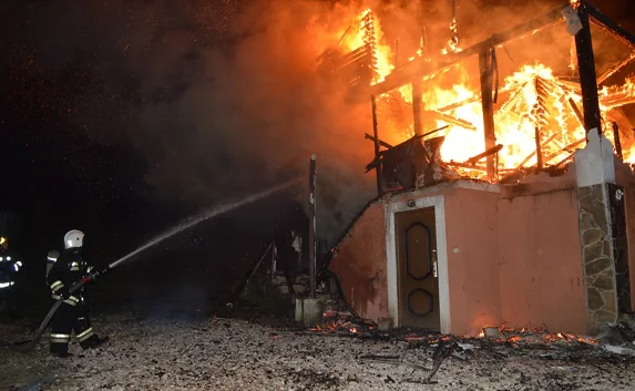 В Балаклавском районе полыхал частный дом
