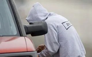 18-летний парень вытащил из чужого авто аккумулятор и магнитолу