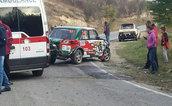 На гонках в Севастополе занесло авто — травмирована девочка