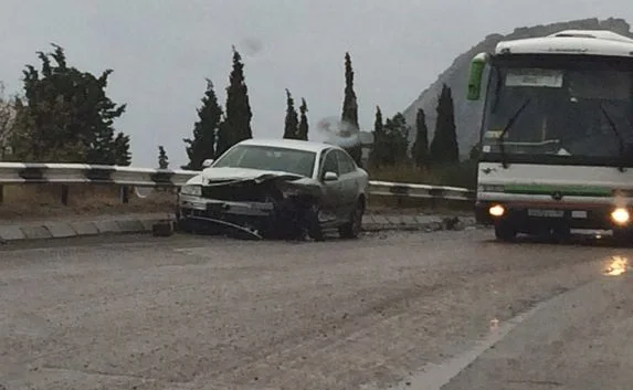 Две иномарки разбились на мокрой трассе под Севастополем