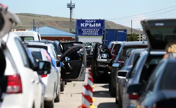 800 машин скопилось в очередях на закрытой Керченской переправе