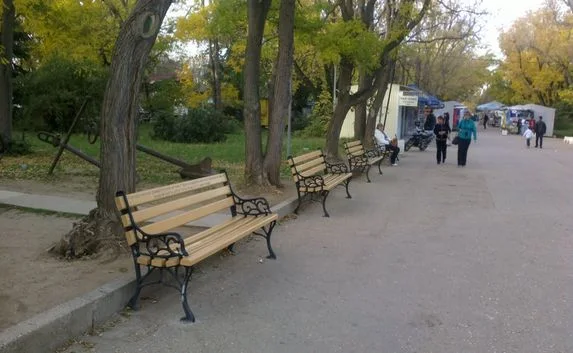 В центре Севастополя станет уютнее — скамейки заменят на «диванчики»