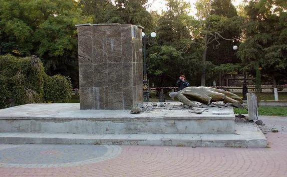 В Крыму неизвестные разрушили памятник Ленину