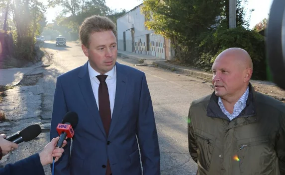 Ход ремонта дороги на Абрикосовой проверили Овсянников и Титов