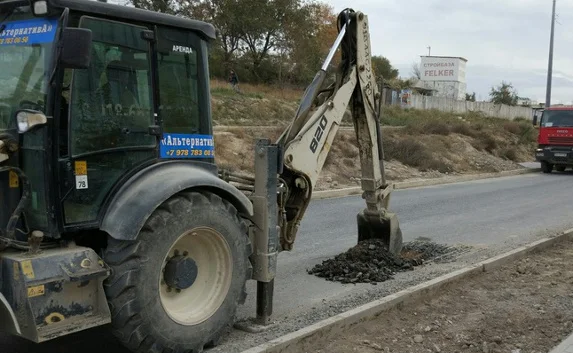 «Чёрные дыры» появились в новом асфальте возле авторынка — фото