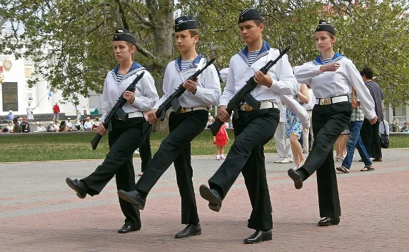 Первое, второе и компот: юных вахтенных Поста № 1 начали кормить