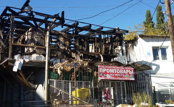Пожар в Кореизе уничтожил 10 квартир. Есть пострадавший
