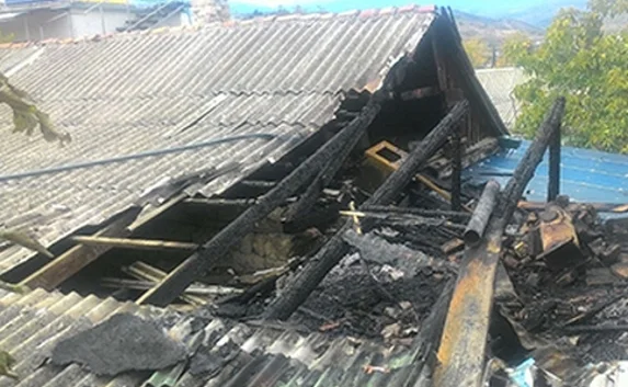 Ночью на ЮБК горел жилой дом — хозяева не справились с печкой